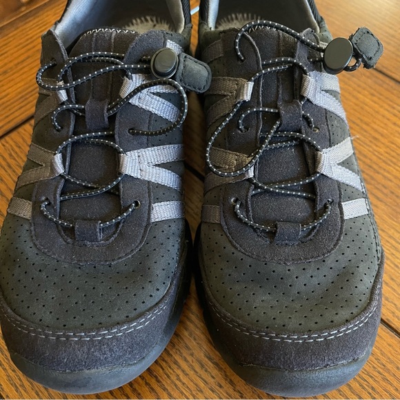 Clarks Shoes - Clark's No Tie Slip On Sneakers Shoes Size Easy on Bungee Laces